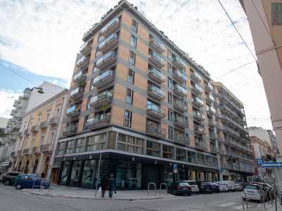 Nel rione Murat non passa inosservato neanche Palazzo Vitti, situato in via Melo ad angolo con via Calefati: del resto � questo l'immobile che accoglieva lo studio dei due architetti. Costruito nel 1967, � il risultato di una sostituzione edilizia accompagnata da un aumento delle volumetrie